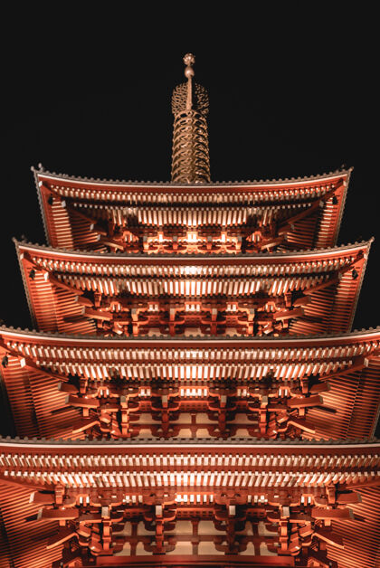 建筑红色宝塔房子的低角度视图日本礼拜神殿