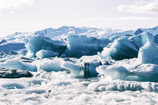 泻湖冰山漂浮在约克萨隆冰川泻湖天空冰川温暖