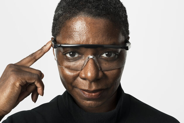 幻觉戴透明眼镜的非裔美国妇女肖像黑人妇女创新人