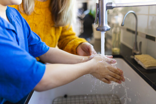 清洗男孩在新常态洗手液体水消毒
