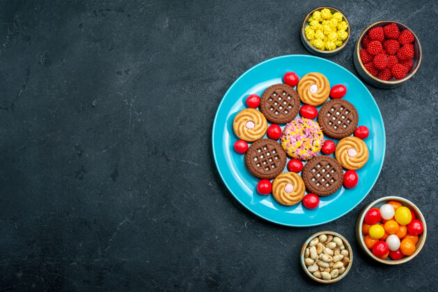 糖果顶视图不同的糖饼干与糖果内板灰面糖果甜茶饼干饼干糖顶部生的不同的