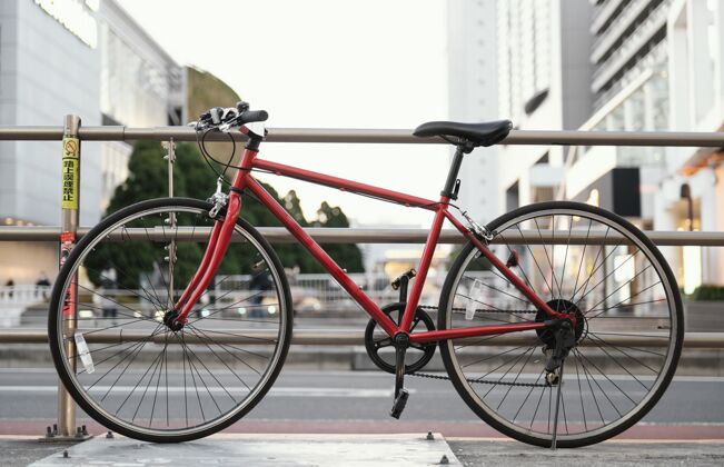 活动黑色细节的红色自行车运动城市生活方式