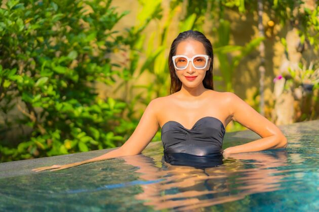 健康美丽的亚洲年轻女子在游泳池里放松的画像健康度假村水