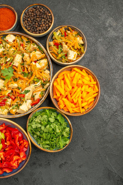 蔬菜顶视图鸡肉沙拉与蔬菜在黑暗的桌子上饮食沙拉健康饮食新鲜美食
