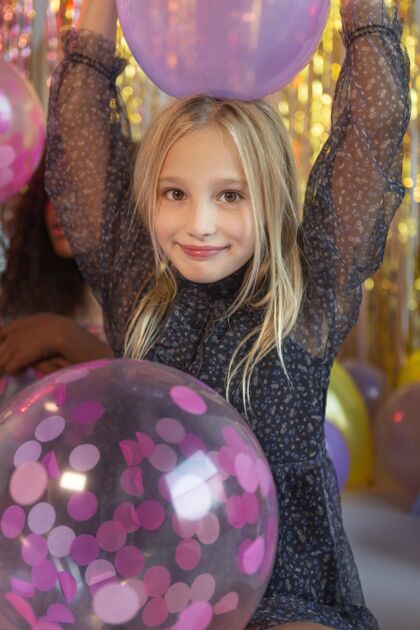 派对在派对上画一个拿着气球的年轻女孩年轻人庆典气球