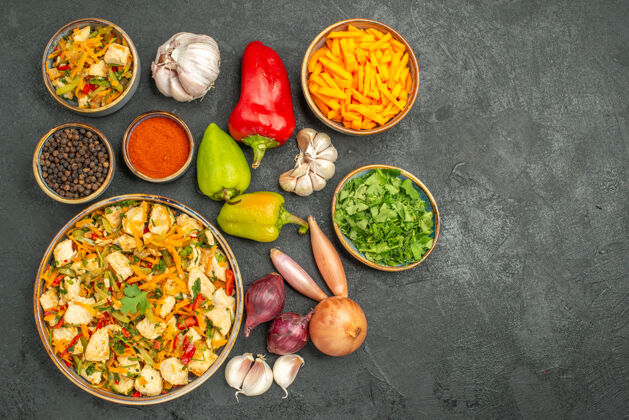 健康顶视图鸡肉沙拉与蔬菜和蔬菜在黑暗的桌子上健康成熟美食蔬菜晚餐