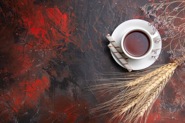 杯子茶几上的茶杯顶视图茶色暗早餐茶杯暗的