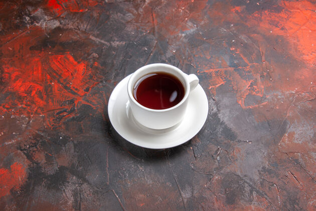 早晨前视茶几上深色茶色的茶道咖啡茶杯黑暗的