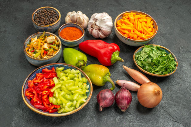 午餐顶视图鸡肉沙拉与蔬菜和蔬菜在黑暗的地板饮食熟透健康健康绿色晚餐