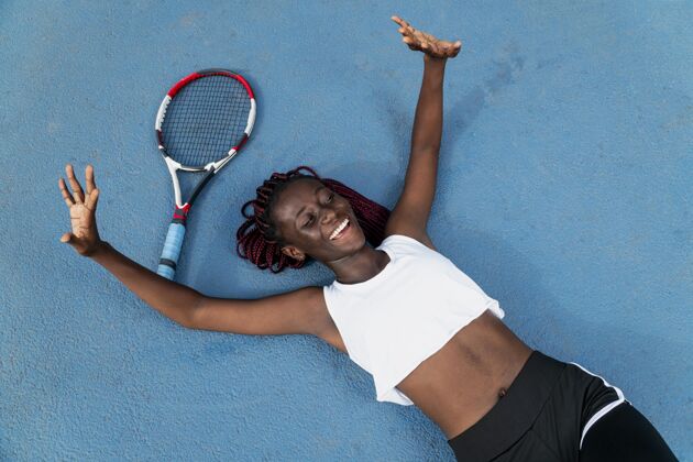 运动打网球的女人网球拍快乐网球运动员