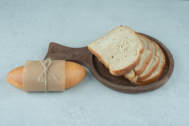 混凝土面包卷和面包片放在木盘上分类营养新鲜