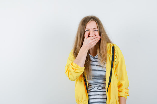 女人穿著黃色夾克的金發(fā)女郎漂亮金發(fā)女人