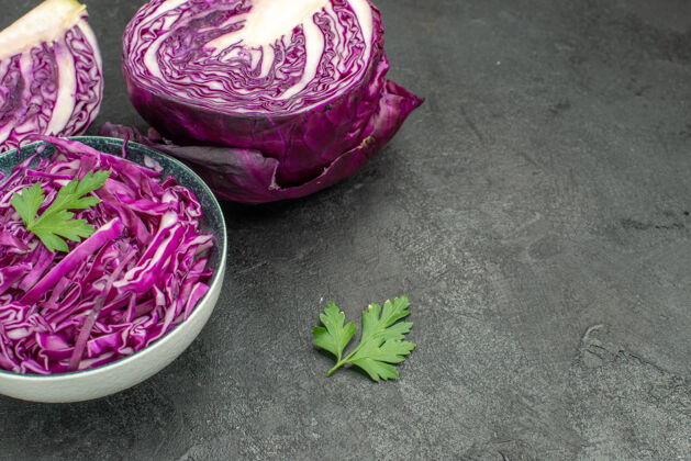 新鲜正面图新鲜的红色卷心菜放在深色餐桌上饮食成熟沙拉健康紫色前部健康饮食
