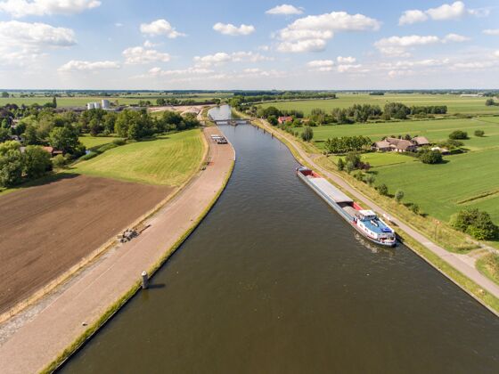 度假村荷兰阿克尔村附近的merwede运河的空中拍摄度假旅游背景
