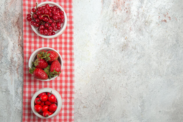 新鲜白色桌面上的红色水果和浆果新鲜水果浆果可食用水果减肥多汁