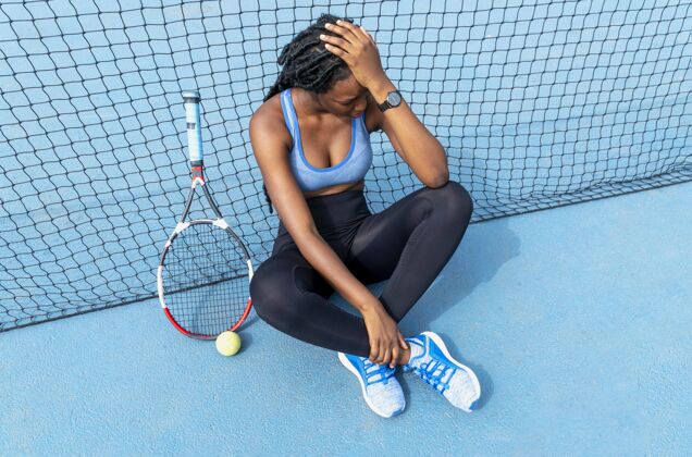 运动打网球的女人训练网球网球拍