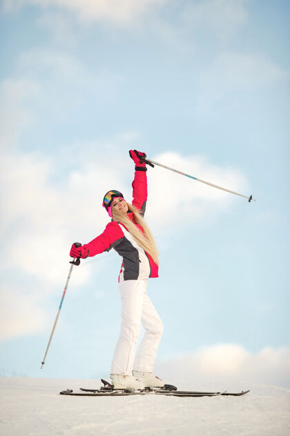 女孩在雪山的背景下 滑雪者在山坡上摆姿势活跃女人下雪