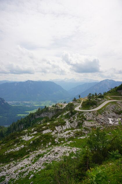 风景奥地利阿尔卑斯山多云天空下的垂直空中拍摄阿尔卑斯山乡村田野