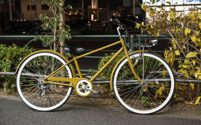 生活方式白色轮子的黄色自行车户外休闲水平