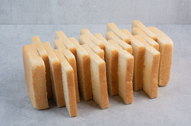可口一堆面包片放在石头表面面包面包美味