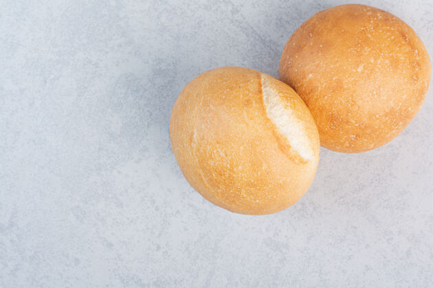 面包圆圆的汉堡包放在石头表面馒头新鲜小吃