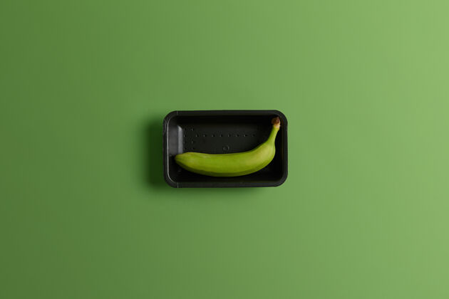 热带生绿香蕉放在黑色托盘上热带水果供您食用从上面看健康的生活方式和营养水果和食物概念从果园收集的单个香蕉生动的背景刷新类型素食