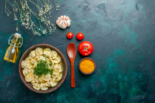 蔬菜俯瞰美味的汤团油和西红柿绿色背景食物汤面团肉顶部新鲜晚餐