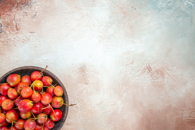 石榴顶部特写查看樱桃棕色碗樱桃在桌上甜点营养成熟