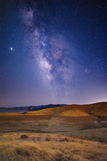 大自然蓝天下的棕绿色草地 夜晚繁星点点绘画乡村银河