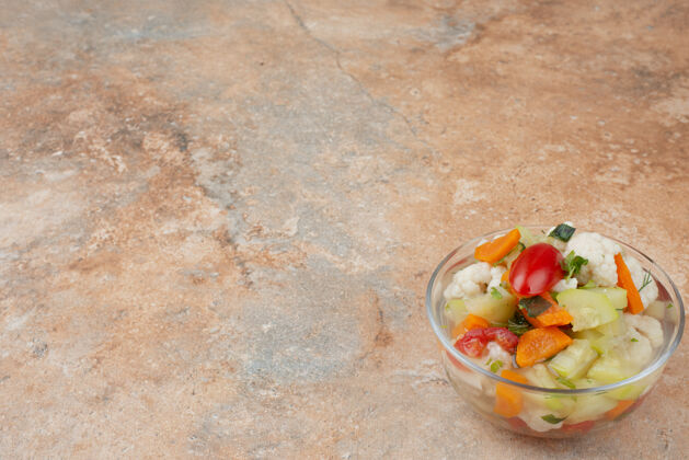 可口美味的蔬菜放在大理石的玻璃板上胡萝卜蔬菜美味