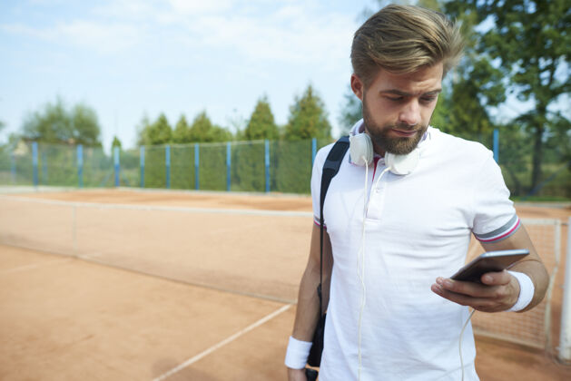 网球网球比赛结束后的男人站手机前视
