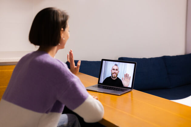 设备女人在家面对面视频打电话给她的朋友老公男友 从笔记本电脑上网聊天隔离学习对话房间屏幕