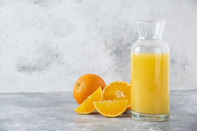 自然一杯果汁和一片橙子美味明亮新鲜