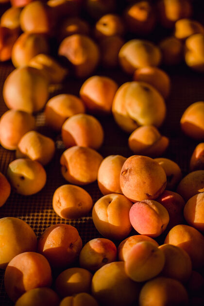 杏子棕色金属篮上的棕色圆形水果食物水果农产品