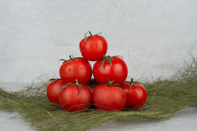 成熟一堆红色的西红柿 白色的 绿色的粗麻布蔬菜有机新鲜