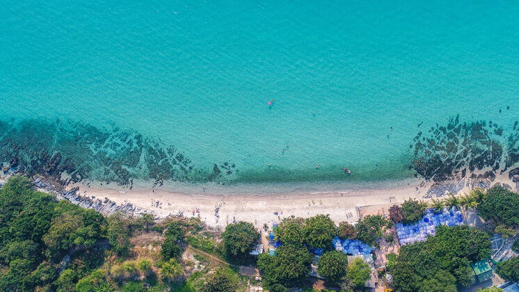 海滩鸟瞰沙滩与游客游泳海洋航空雨伞
