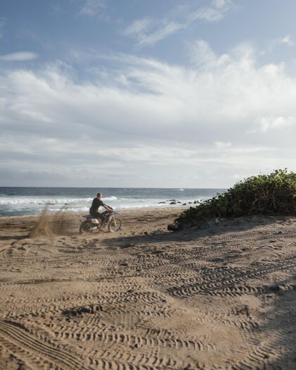 男人夏威夷骑摩托车的人姿势冒险旅游