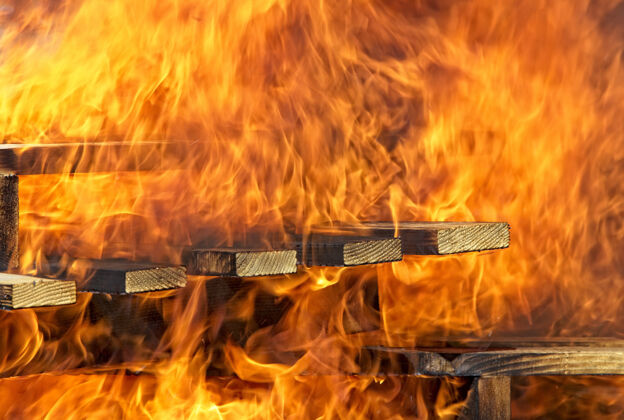 壁炉燃烧的木楼梯壁炉托盘危险