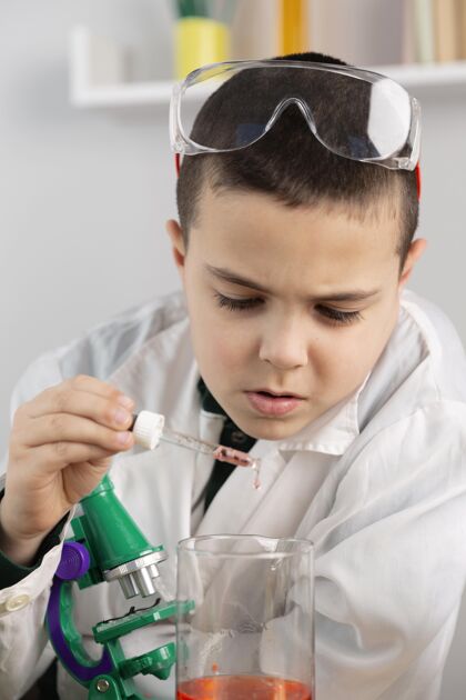 男孩在实验室做实验的男孩科学家试管实验室