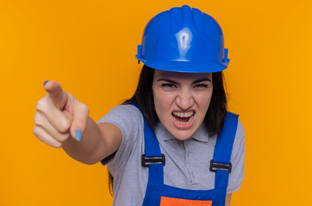 目录穿着施工制服和安全帽的年轻建筑工人建设者建筑表情