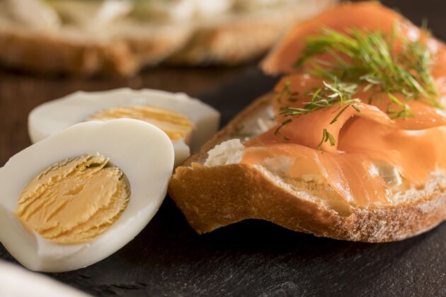 美食三文鱼和煮鸡蛋的板岩三明治特写镜头吐司午餐莳萝