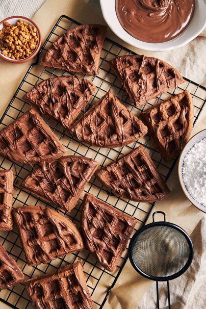 配料高角度观看美味的巧克力华夫饼在桌子上靠近配料网面包房美食华夫饼