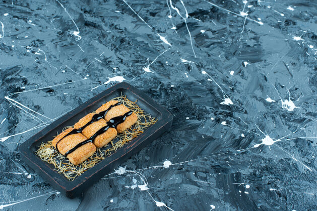 美味玻璃面包屑放在木板上 大理石背景上釉脆堆