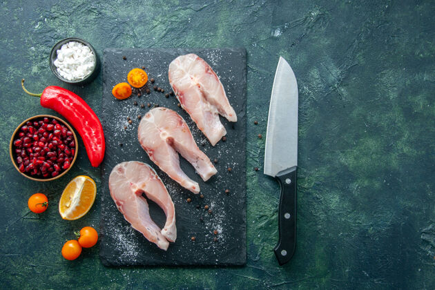 海鲜在黑暗背景上俯瞰新鲜鱼片海鲜海味海餐沙拉水胡椒食物新鲜刀刀片