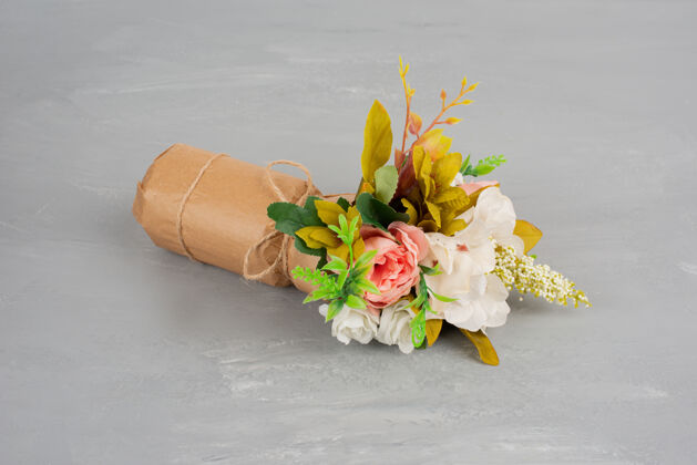 花束美丽的花束放在灰色的桌子上开花花安排