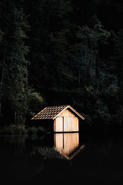 倒影湖边的棕色木屋奥地利小屋小屋