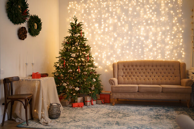 礼物舒适的沙发和装饰圣诞树的节日室内房子室内花环