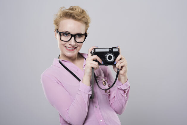 姿势用复古相机拍照的女人微笑拍照条纹