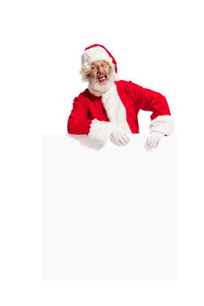 高级快乐惊喜的圣诞老人指着空白的广告横幅与复制空间微笑节日边界
