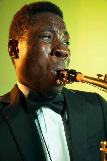 人才年轻的非洲裔美国爵士乐音乐家演奏萨克斯管爵士乐萨克斯管月